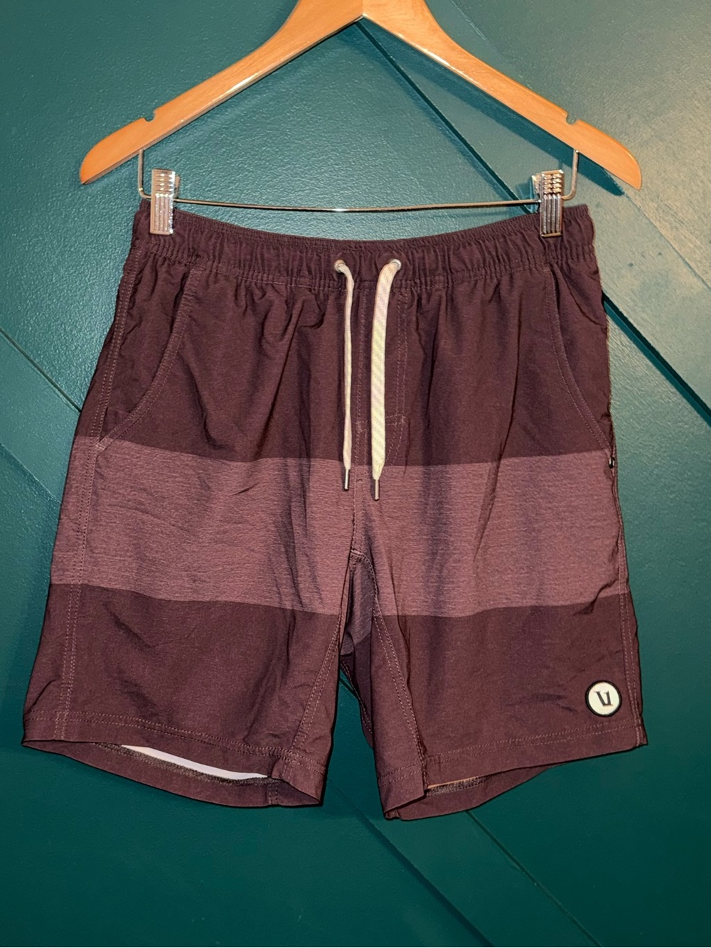 Vuori Logo Lined Stretch Drawstring Athletic Shorts Men's Size S Burgundy VGC